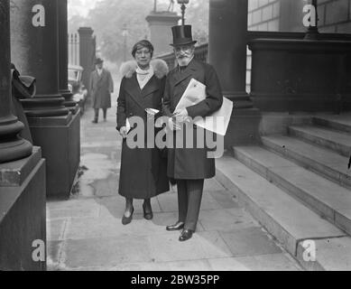 L'ambassadeur de France en retraite avec sa femme, Mme de Fleuriau déjeuner avec le roi et la reine au château de Windsor . L'ambassadeur de France , M de Fleuriau , et Madame de Fleuriau , ont pris la retraite avec le Roi et la Reine au château de Windsor . L'Ambassadeur et Mme de Fleuriau quittent l'Ambassade de France à Londres pour Windsor . 3 mai 1933 Banque D'Images