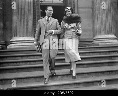 Le mariage du capitaine C Leven Lincoln et de Mlle Zimmermann . Un mariage romantique qui a commencé avec un défi duel dans un café Carlsbad a pris fin aujourd'hui avec le mariage à un bureau de Londres du capitaine Charles Leven Lincoln , ancien pilote de guerre anglais et acteur de film , à Miss Hilde Zimmermann , une fille allemande . Le capitaine Charles Leven Lincoln et Mlle Zimmermann dansaient dans le café Carlsbad quand une note a été reçue par la dame de Hans Comte Czernin , fils d'un ancien ministre autrichien des Affaires étrangères , qui dansait également là , lui demandant de le rencontrer . Le capitaine Leven Lincoln se retrouve naturellement Banque D'Images