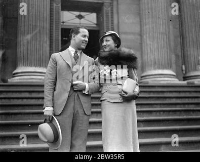 Le mariage du capitaine C Leven Lincoln et de Mlle Zimmermann . Un mariage romantique qui a commencé avec un défi duel dans un café Carlsbad a pris fin aujourd'hui avec le mariage à un bureau de Londres du capitaine Charles Leven Lincoln , ancien pilote de guerre anglais et acteur de film , à Miss Hilde Zimmermann , une fille allemande . Le capitaine Charles Leven Lincoln et Mlle Zimmermann dansaient dans le café Carlsbad quand une note a été reçue par la dame de Hans Comte Czernin , fils d'un ancien ministre autrichien des Affaires étrangères , qui dansait également là , lui demandant de le rencontrer . Le capitaine Leven Lincoln se retrouve naturellement Banque D'Images