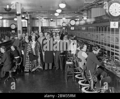 Le Prince de Galles inspectera la Bourse téléphonique internationale . Le Prince de Galles, qui sera reçu par le Lord Mayor de Londres , Sir Percy Greenaway et Sir Kingsley Wood , le Postmaster général , inspectera l' Faraday Building , Londres , le grand siège téléphonique de la Grande-Bretagne et de l'Empire , Après son ouverture officielle du Maire , demain . Expositions de photos ; le Prince de Galles inspecte le Département International du bâtiment Faraday avec le Lord Mayor . 3 mai 1933 Banque D'Images