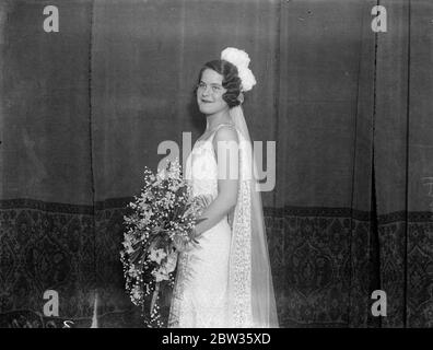 Fille américaine à présenter à la Cour . Mlle Hannah Locke de Philadelphie , fille de Mme Robert W Locke , qui fait partie des filles américaines présentées à la Cour par Mme Ray Atherton , épouse de la charge américaine d' Affaires . Elle est photographiée dans sa robe avant de partir pour assister à la première présentation de la Cour à laquelle elle a fait son arc à la Reine . Le Roi n'a pas pu être présent à cause du rhumatisme . Miss Locke ' s robe était de dentelle blanche avec une ceinture bleu mat et des bretelles de taffetas , porté avec un train de dentelle blanche . Son bouquet était d'orchidées et de lys blancs Banque D'Images