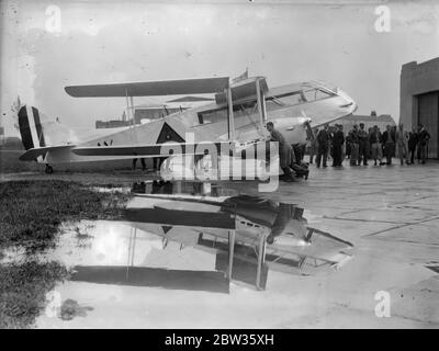 Huit avions de Haviland Dragon avec cinq pilotes irakiens quittent Hatfield pour rejoindre la Force aérienne irakienne . Huit avions de Havilland Dragon , adaptés à une utilisation militaire et capables de transporter dix passagers , ont quitté l' aérodrome de Hatfield , Hertfordshire , pour rejoindre l' Armée de l'Air irakienne et aider à maintenir l'ordre autour de la frontière iraquienne . Photos ; UNE vue des huit avions alignés avant le début du vol à Hatfield . 5 mai 1933 Banque D'Images