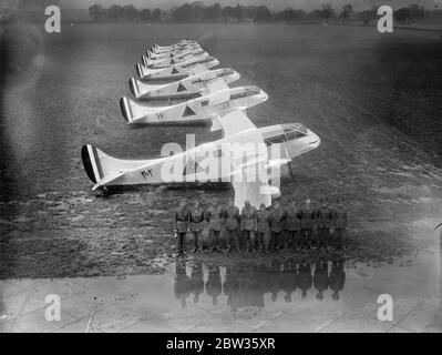 Huit avions de Haviland Dragon avec cinq pilotes irakiens quittent Hatfield pour rejoindre la Force aérienne irakienne . Huit avions de Havilland Dragon , adaptés à une utilisation militaire et capables de transporter dix passagers , ont quitté l' aérodrome de Hatfield , Hertfordshire , pour rejoindre l' Armée de l'Air irakienne et aider à maintenir l'ordre autour de la frontière iraquienne . Photos ; UNE vue des huit avions et de leurs équipages alignés avant le début du vol à Hatfield . 5 mai 1933 Banque D'Images