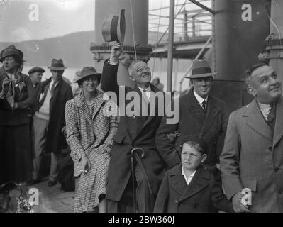 L'ambassadeur américain en Grande-Bretagne arrive à Plymouth . Le juge Robert Worth Bingham , le nouvel ambassadeur américain à la Cour de St James , est arrivé à Plymouth à bord du paquebot Washington en route pour Londres . Le nouvel ambassadeur , qui est un homme riche du Kentucky , est bien connu dans le journalisme américain . Il est accompagné de sa femme et de sa fille , et il apporte avec lui deux cananes de cocker . L'équitation et la chasse sont ses passe-temps . Photos : foules accueillant le nouvel ambassadeur américain , M. Bingham , à l'arrivée à Plymouth . 17 mai 1933 Banque D'Images