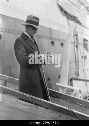 L'ambassadeur américain en Grande-Bretagne arrive à Plymouth . Le juge Robert Worth Bingham , le nouvel ambassadeur américain à la Cour de St James , est arrivé à Plymouth à bord du paquebot Washington en route pour Londres . Le nouvel ambassadeur , qui est un homme riche du Kentucky , est bien connu dans le journalisme américain . Il est accompagné de sa femme et de sa fille et il apporte avec lui deux cananes de cocker . L'équitation et la chasse sont ses passe-temps . Le nouvel ambassadeur américain , M. Bingham , à bord du SS Washington , le nouveau paquebot à l'arrivée à Plymouth . 17 mai 1933 Banque D'Images