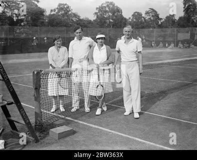 Helen Wills Moody, joueur américain de tennis, joue en double mixte dans Weybridge , Surrey . 9 juin 1933 Banque D'Images