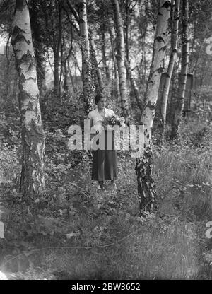 Peggy Scriven nouvel espoir de tennis anglais chez soi . Madame Peggy Scriven , la nouvelle espérance de tennis anglaise , qui a remporté cette semaine le Championnat de tennis français , battant Madame Mathieu , la championne française . Elle a passé sa première journée à la maison après sa visite en France, se reposant dans le jardin de sa maison à Byfleet Surrey . Photos ; Mlle Peggy Scriven dans le jardin de sa maison à Byfleet . Surrey . 7 juin 1933 Banque D'Images