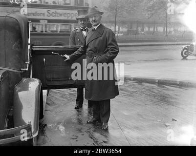 Dr Hjalmar Schacht , Président de la Reichsbank allemande et délégué allemand à la Conférence économique mondiale qui se tient au Musée géologique , Kensington . Photos ; Dr Schacht à sa voiture sur le chemin de la conférence . 11 juin 1933 Banque D'Images