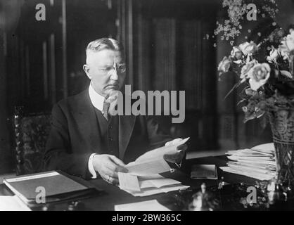 Dr Hjalmar Schacht , économiste allemand, banquier et maintenant président de la Reichsbank pour la deuxième fois . Photos ; Dr Schacht à son bureau . 1933 Banque D'Images