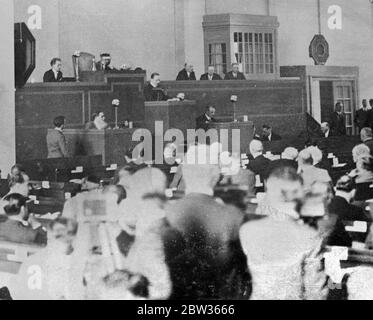 Le chancelier Dollfus , dictateur de l'Autriche , s'adresse à la Conférence économique mondiale de Londres . Peu avant de partir pour que l'Autriche s'occupe de la situation tendue qui s'est produite là , le chancelier Dollfus , le dictateur autrichien , s'est adressé à la Conférence économique mondiale . Il est vu parler à l'assemblée . 14 juin 1933 Banque D'Images