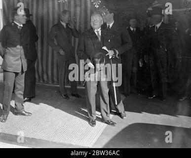 Auvent rayé et hommes en haut chapeaux et queues - homme en premier plan avec chapeau trilby et bâton de marche en main - Litvinoff à la conférence économique . 1933 Banque D'Images