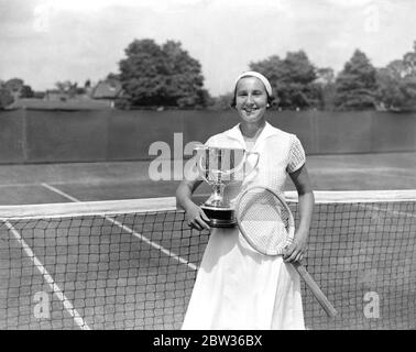 Mlle Dorothy Round victorieuse en championnats féminins de Kent . Mlle Dorothy Round a battu Mme Michel dans les singles féminins du championnat de tennis Kent All Comers à Beckenham . Photos de Miss Dorothy Round sur le court de tennis avec la coupe de championnat . 17 juin 1933 Banque D'Images