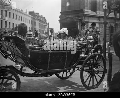 Le roi et le prince de Galles accueillent le roi Feisal lors de sa première visite d'État . Le Roi et le Prince de Galles étaient à Victoria Station , Londres , pour accueillir le Roi Feisal d'Irak lors de sa première visite d'État en Angleterre . Un garde d'honneur du 2e Bataillon Grenadier Guards , avec la couleur du roi et la bande du régiment , ont été montés à la gare Victoria , et les rues le long de la route vers le Palais de Buckingham ont été bordées de troupes . Le duc de York avait accompagné le roi Feisal de Douvres . Photos , King George et King Feisal dans la voiture d'État en voiture de Victoria Station à Buckingh Banque D'Images