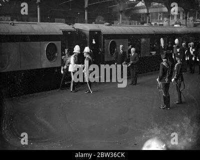 Le roi et le prince de Galles accueillent le roi Feisal lors de sa première visite d'État . Le Roi et le Prince de Galles étaient à Victoria Station , Londres , pour accueillir le Roi Feisal d'Irak lors de sa première visite d'État en Angleterre . Un garde d'honneur du 2e Bataillon Grenadier Guards , avec la couleur du roi et la bande du régiment , ont été montés à la gare Victoria , et les rues le long de la route vers le Palais de Buckingham ont été bordées de troupes . Le duc de York avait accompagné le roi Feisal de Douvres . Des expositions de photos , le roi George et le prince de Galles rencontrent le train du roi Feisal à la gare Victoria le 20 juin Banque D'Images