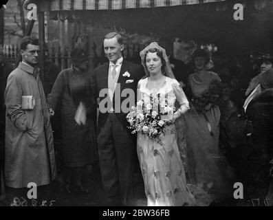 Fille de Calcutta juge de cour haute à Londres . Le mariage de Basil Robertson , fils aîné du Dr T A Goodfellow , C B E , et de Mme Goodfellow de Manchester , et de Pamela , fille aînée du juge Jon Costello , haute Cour , Calcutta , Et Mme Costello , a eu lieu à l'église de St Clément Danes , Strand , Londres . Spectacles de photos , la mariée et le marié après la cérémonie . 25 novembre 1933 Banque D'Images