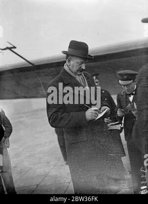 Les Français arrivent par avion pour une visite à Londres . Sur l'invitation du Parlement britannique, cinq sénateurs et dix députés appartenant à la France , la commission Grande-Bretagne est arrivée à l'aérodrome de Croydon pour une visite à Londres . le parti est dirigé par M Flandin , président de la commission et ancien ministre français des Finances . Ils seront présents lorsque le roi ouvrira le Parlement . Photos , M Flandin écrit télégrammes à l'arrivée à Croydon . 20 novembre 1933 Banque D'Images