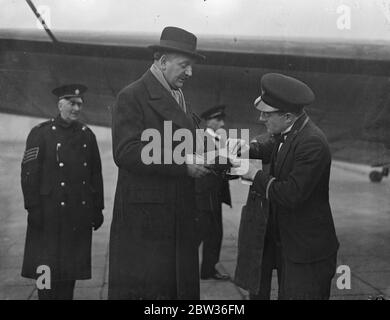 Les Français arrivent par avion pour une visite à Londres . Sur l'invitation du Parlement britannique, cinq sénateurs et dix députés appartenant à la France , la commission Grande-Bretagne est arrivée à l'aérodrome de Croydon pour une visite à Londres . le parti est dirigé par M Flandin , président de la commission et ancien ministre français des Finances . Ils seront présents lorsque le roi ouvrira le Parlement . Photos , M Flandin écrit télégrammes à l'arrivée à Croydon . 20 novembre 1933 Banque D'Images