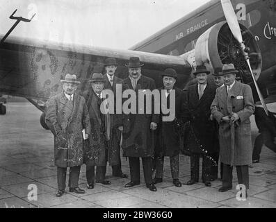 Les Français arrivent par avion pour une visite à Londres . Sur l'invitation du Parlement britannique, cinq sénateurs et dix députés appartenant à la France , la commission Grande-Bretagne est arrivée à l'aérodrome de Croydon pour une visite à Londres . le parti est dirigé par M Flandin , président de la commission et ancien ministre français des Finances . Ils seront présents lorsque le roi ouvrira le Parlement . Photos , les députés français y compris M Flandin ( au centre ) devant l'avion à l'arrivée à Croydon où ils ont été accueillis par Lord Broughan et Vaux ( derrière ) et le Brigadier général E L Spears , MP 20 novembre Banque D'Images