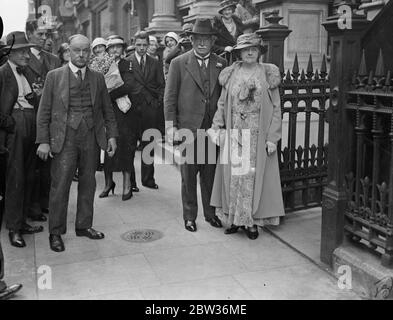 M. Lloyd George préside le service annuel de fleurs à la chapelle galloise de Londres . M. Lloyd George , homme d'État vétéran , a présidé le service annuel de fleurs à la chapelle galloise d'Eastcastle Street , Londres . Il a pris une charge de fleurs en voiture de son jardin à Churt , Surrey , pour décorer la chapelle . Photos ; M. Lloyd George arrivant avec sa femme , Dame Margaret Lloyd George , pour le service . 25 juin 1933 Banque D'Images
