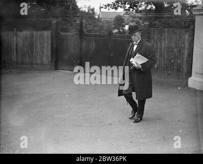 Enquête sur une fille tuée par une balle de mitrailleuse RAF . Modèle de cible en cour . L'enquête sur Mlle Jean Chesterton , âgée de 17 ans , d'Ilford , Londres , qui a été tuée par une balle de mitrailleuse tirée d'un avion de la Royal Air Force pendant la pratique ciblée , a eu lieu à Minster . La tragédie s'est produite à Leysdown, dans l'île de Shepey, où Miss Chesterton et sa famille étaient en vacances. Au cours de la procédure, un modèle de la cible utilisée par les tireurs de la RAF pour la pratique a été produit au tribunal . Photos ; le coroner M. E C Harris arrive pour l'enquête . 17 août 1933 Banque D'Images