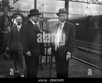 Le Maharajah d'Alwar vers l'Écosse pour le tournage . Le Maharajah d'Alwar , qui a été un exil de son pays , l'Inde , pendant deux ans , a quitté Londres pour l'Écosse où il prendra part au tournage de la gélinotte . Photos ; le Maharajah d'Alwar ( à droite ) bavardant avec des amis à Euston Station , Londres , avant de partir pour l'Écosse . 21 août 1933 Banque D'Images