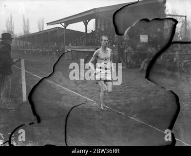 American remporte un relais de deux miles pour les courses de relais inter varsity d'Oxford . N P Hallowell , de Harvard et Balliol , a remporté la course de relais de deux miles pour l'université d'Oxfrod , dans la quatorzième course annuelle de relais inter-universitaire entre les deux universités , qui a eu lieu à la piste Iffley , Oxford . Photos ; N P Hallowell ( Oxford ) à la ligne d'arrivée , gagnant le relais de deux miles . 26 novembre 1933 Banque D'Images