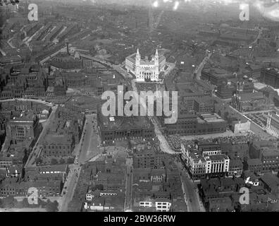 King et Queen ouvrent une nouvelle grande salle civique à Leeds . Expositions de photos ; vue aérienne de la ville et de la foule arrivant pour l'ouverture royale de la nouvelle salle civique de Leeds , Yorkshire . 23 août 1933 Banque D'Images