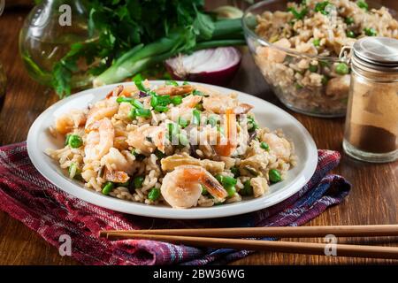 Riz frit aux crevettes et légumes servis sur une assiette. Plat chinois populaire Banque D'Images