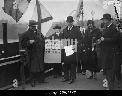 Un voyage spectaculaire sur la Tamise a été fait par le remorqueur Britannia , attirant l'attention sur le fait qu'il a porté une pétition au Parlement demandant une enquête publique sur les conditions de service des officiers de navigation et d'ingénierie certifiés dans la marine marchande . Le remorqueur a été rencontré à Westminster Pier par des députés qui ont accompagné la pétition à la Chambre des communes pour présentation officielle . Photos ; le colonel Moore Brabazon , député de Wallasey , Cheshire ( à droite ) et M. P J Hannon ( à gauche ) accueillant la pétition alors qu'elle a été déchargée à Westminster Pier et transportée jusqu'à t Banque D'Images