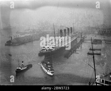 L'Aquitania va dans le quai flottant sec . Le dorsal , Aquitania entrant dans le quai flottant sec à Southampton pour révision . 8 décembre 1933 Banque D'Images