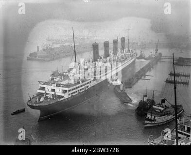 L'Aquitania va dans le quai flottant sec . Le dorsal , Aquitania entrant dans le quai flottant sec à Southampton pour révision . 8 décembre 1933 Banque D'Images