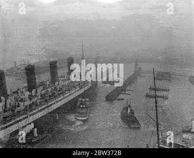 L'Aquitania va dans le quai flottant sec . Le dorsal , Aquitania entrant dans le quai flottant sec à Southampton pour révision . 8 décembre 1933 Banque D'Images