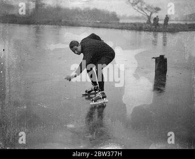 Benny Lee remporte des championnats de patinage professionnel . Les Championnats de patinage professionnel ont eu lieu à l'Aquadrome , Rickmansworth . Photos shows , Benny Lee , qui est également le champion du monde de patinage à roulettes sur la ligne de départ . 18 décembre 1933 Banque D'Images