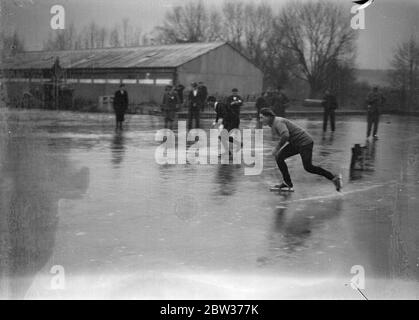 Les Championnats de patinage professionnel ont eu lieu à l'Aquadrome , Rickmansworth . Photos : F W dix et D Richardson au début . 18 décembre 1933 Banque D'Images