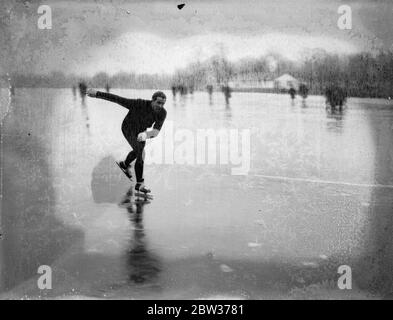 Benny Lee remporte des championnats de patinage professionnel . Les Championnats de patinage professionnel ont eu lieu à l'Aquadrome , Rickmansworth . Photos shows , Benny Lee , qui est également le champion du monde de patinage à roulettes , gagnant . 18 décembre 1933 Banque D'Images