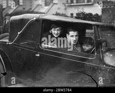 Len Harvey part pour la croisière en mer avant de faire l'apparition dans les spectacles de variété . Len Harvey , le champion britannique de boxe Heavyweight , est parti pour une courte croisière en mer avant son apparition à un certain nombre de spectacles de variétés de Londres . Photos ; Len Harvey avec sa femme et son fils quittant leur voiture de leur maison à Holloway pour la croisière . 18 décembre 1933 Banque D'Images