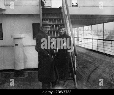 Len Harvey part pour la croisière en mer avant de faire l'apparition dans les spectacles de variété . Len Harvey , le champion britannique de boxe poids lourd , est parti pour une courte croisière en mer avant son apparition à un certain nombre de spectacles de variétés de Londres . Photos ; Len Harvey avec sa femme à bord du navire sur leur croisière . 18 décembre 1933 Banque D'Images