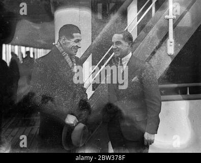 Len Harvey et sa femme quittent Southampton lors de la croisière de noël . Len Harvey , le champion britannique de boxe Heavyweight , a quitté Southampton , avec sa femme et son fils sur le paquebot Arandora Star pour une croisière de Noël . Sur le même bateau, le Cricketer du Yorkshire Herbert Sutcliffe avec sa femme et sa famille. Photos ; Len Harvey et Herbert Sutcliffe à bord de l'étoile d'Arandora à Southampton . 18 décembre 1933 Banque D'Images