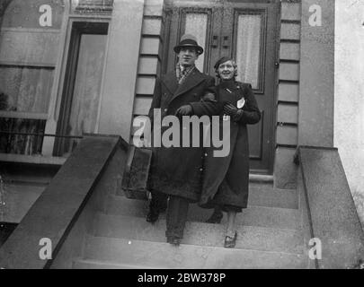 Len Harvey part pour la croisière en mer avant de faire l'apparition dans les spectacles de variété . Len Harvey , le champion britannique de boxe poids lourd , est parti pour une courte croisière en mer avant son apparition à un certain nombre de spectacles de variétés de Londres . Photos ; Len harvey avec sa femme qui part de leur maison à Holloway pour la croisière . 18 décembre 1933 Banque D'Images