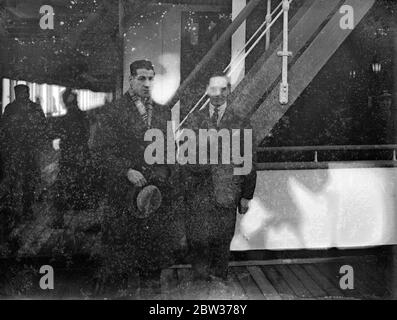 Len Harvey et sa femme quittent Southampton lors de la croisière de noël . Len Harvey , le champion britannique de boxe Heavyweight , a quitté Southampton , avec sa femme et son fils sur le paquebot Arandora Star pour une croisière de Noël . Sur le même bateau, le Cricketer du Yorkshire Herbert Sutcliffe avec sa femme et sa famille. Photos ; Len Harvey et Herbert Sutcliffe à bord de l'étoile d'Arandora à Southampton . 18 décembre 1933 Banque D'Images