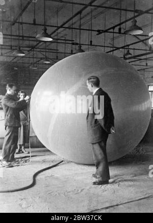 Ballon soviétique sans équipage pour monter à 24 miles dans la stratosphère . Va dire des secrets par radio . Le premier ballon stratosphérique entièrement automatique est en cours d'achèvement à Leningrad . Il est prévu de faire une tentative sur l'enregistrement sous peu . Il est affirmé que ce ballon sera capable d'atteindre une hauteur de 24 milles , et que, en raison de sa nature entièrement mécanique, cette tentative sera la première dans laquelle le succès peut être prédit avec certitude . La machine est constituée d'une gondole attachée à plusieurs globes en caoutchouc élastique , qui se dilatera à mesure qu'elles s'élèveront dans les régions où l' Banque D'Images