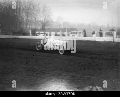 Des pilotes célèbres pour établir un nouveau record pour les voitures de 1500 cc au Crystal Palace samedi. M. R G J Nash , le célèbre exposant de l'escalade de colline , dans une voiture spéciale de Nash de Anzani , est d'établir un nouveau record de terrain pour les voitures de la classe 1500 cc , sur le circuit de course de Crystal Palace , le samedi . Au préréglage, leur n'est pas un enregistrement de circuit pour les voitures de cette classe . Photos , MR R G J Nash dans sa voiture Anzani Nash super chargée , à vitesse pendant la pratique pour le disque au Palais de Cristal . 27 mars 1934 Banque D'Images