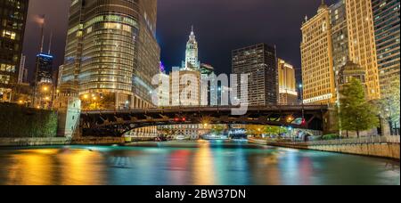 Villes et architecture. Reflets colorés du canal de Chicago la nuit avec gratte-ciel environnants. Pont de fer de Wabash Avenue. Chicago, il Banque D'Images