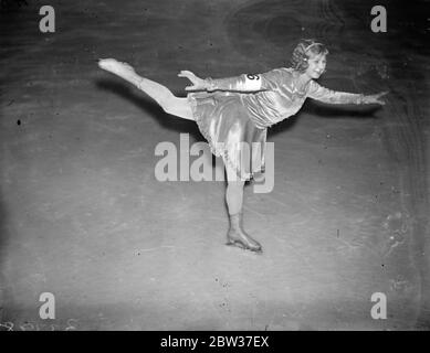 Les filles rivalisent pour le championnat de patinage artistique amateur à Londres . Le championnat de patinage artistique amateur Ladies de Grande-Bretagne a eu lieu au Ice Club , Westminster . Aucun des concurrents n'a plus de vingt ans . Plusieurs d'entre eux sont des enfants . Photos montre Pamela Priot , 15 ans en action . 26 mars 1934 Banque D'Images