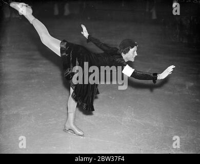 Les filles rivalisent pour le championnat de patinage artistique amateur à Londres . Le championnat de patinage artistique amateur Ladies de Grande-Bretagne a eu lieu au Ice Club , Westminster . Aucun des concurrents n'a plus de vingt ans . Plusieurs d'entre eux sont des enfants . Photo montre une belle photo de Miss Megan Taylor, 13 ans, titulaire du titre au concours . 26 mars 1934 Banque D'Images