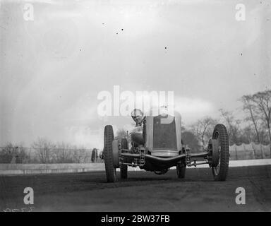 Des pilotes célèbres pour établir un nouveau record pour les voitures de 1500 cc au Crystal Palace samedi. M. R G J Nash , le célèbre exposant de l'escalade de colline , dans une voiture spéciale de Nash de Anzani , est d'établir un nouveau record de terrain pour les voitures de la classe 1500 cc , sur le circuit de course de Crystal Palace , le samedi . Au préréglage, leur n'est pas un enregistrement de circuit pour les voitures de cette classe . Photos , MR R G J Nash dans sa voiture Anzani Nash super chargée , à vitesse pendant la pratique pour le disque au Palais de Cristal . 27 mars 1934 Banque D'Images