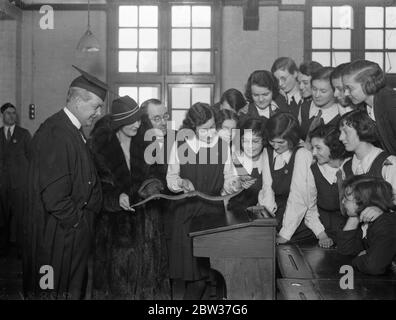 Les écolières achètent un python vivant comme animal de compagnie . Les filles de l'école de comté de Trinity , , Wood Green , londres ont été présentées avec un python comme animal de compagnie , le reptile est de trois pieds de long mais la probaly va croître à six ou sept pieds en quelques années . Il leur a été présenté par Lieut Col R H Elliot , le distingué spécialiste des yeux , les filles ont souscrit une partie du coût entre elles et les garçons ont construit une cage en bois pour le serpent . La photo montre Mme Emrys Jones , épouse du directeur de Trinity County School , Woodgreen , un amant de serpents montrant aux filles comment le tenir . 24 janvier 1934 Banque D'Images