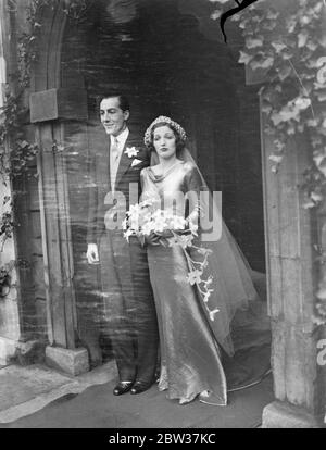 Fille du célèbre entraîneur de racée fils de l'ancien député à l'église St Clément Danes , Londres . Le mariage de Mlle Violet Mary Whitakes fille du capitaine Percy Whitaker fille du capitaine Percy Whitaker , le célèbre entraîneur de course à cheval , à M. John Paget , fils du major Guy Paget , ancien député de la division Bosworth , a eu lieu à l'église St Clément Danes , Londres . Spectacles de photos , la mariée et le marié partant après la cérémonie . 16 janvier 1934 Banque D'Images