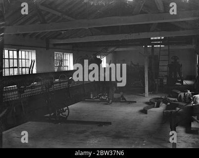 Tissage de la teadde Hampshire dans une ancienne usine qui a été inactive pendant cent ans . Un ancien moulin de Fordingbridge dans la New Forest , Hampshire , qui est resté inactif pendant 100 ans, est à nouveau venu à la vie . Il est en tissage dans la laine de tadventis des troupeaux qui se broutent sur la plaine de Salisbury , et il est espéré de faire Hampshire tadventis aussi célèbre que la variété Harris . Les machines pour lesquelles les anciennes slueries fournissent de l'électricité ont été ramenés de Westmorland , et les lainages experts ont été ramenés du Nord aussi . Le nouveau propriétaire de l'usine est le Major C T Napier . La mule . 16 janvier 1934 Banque D'Images