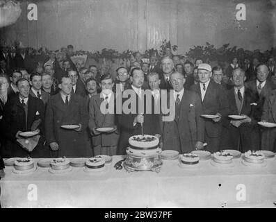 Duc de Gloucester à l'Association non oubliée fête de Noël pour les soldats handicapés à Buckingham Palace Mews . Le duc de Gloucester était présent au parti annuel de l'Association non oubliée donné aux soldats handicapés , au Royal Mews , Buckingham Palace , Londres . Photos ; le duc de Gloucester coupant le gâteau . Avec lui, M. J H Thomas . 20 décembre 1933 Banque D'Images